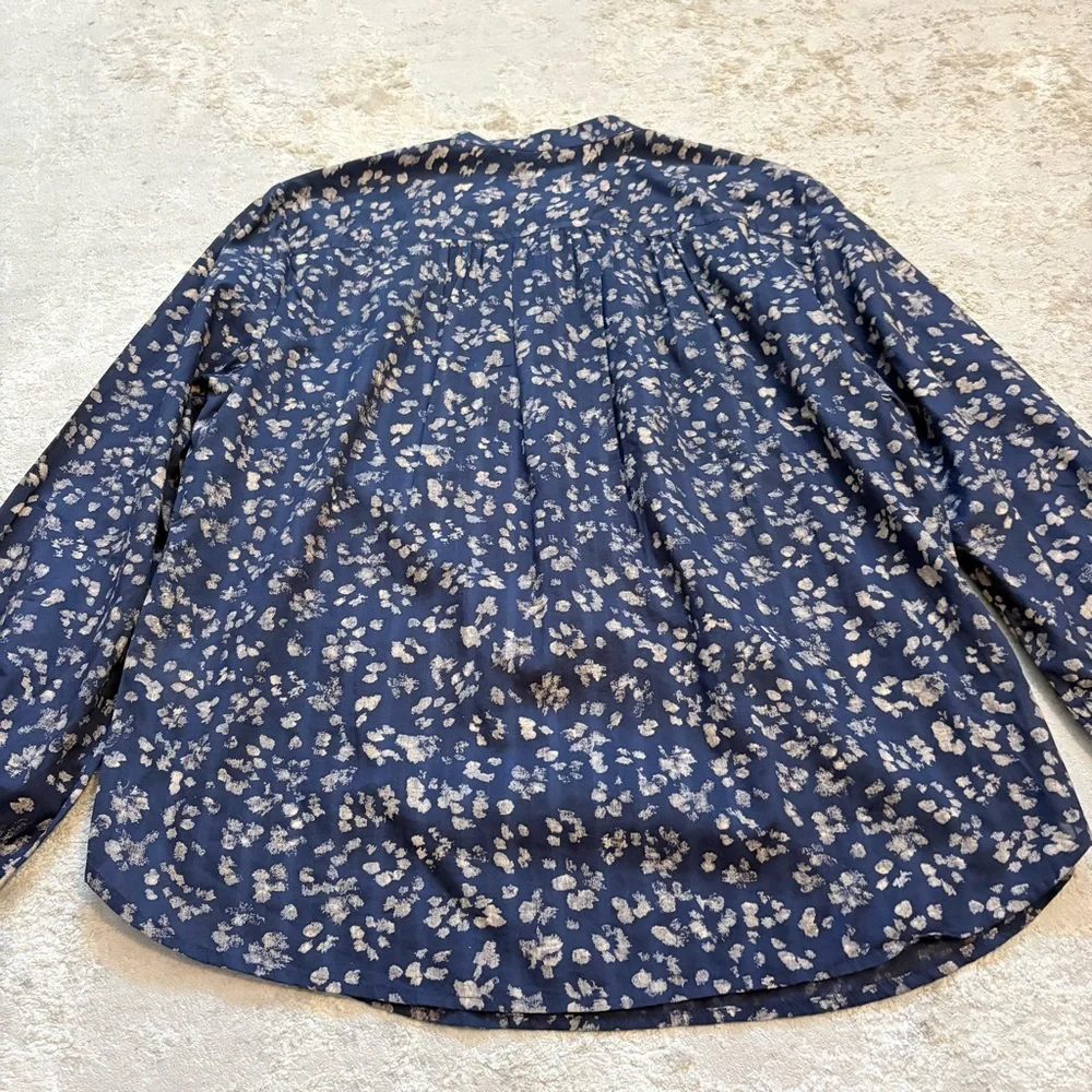 GAP Navy Blue Abstract Floral 1/2 Button Down Blouse Size Medium New With Tags - Picture 8 of 9